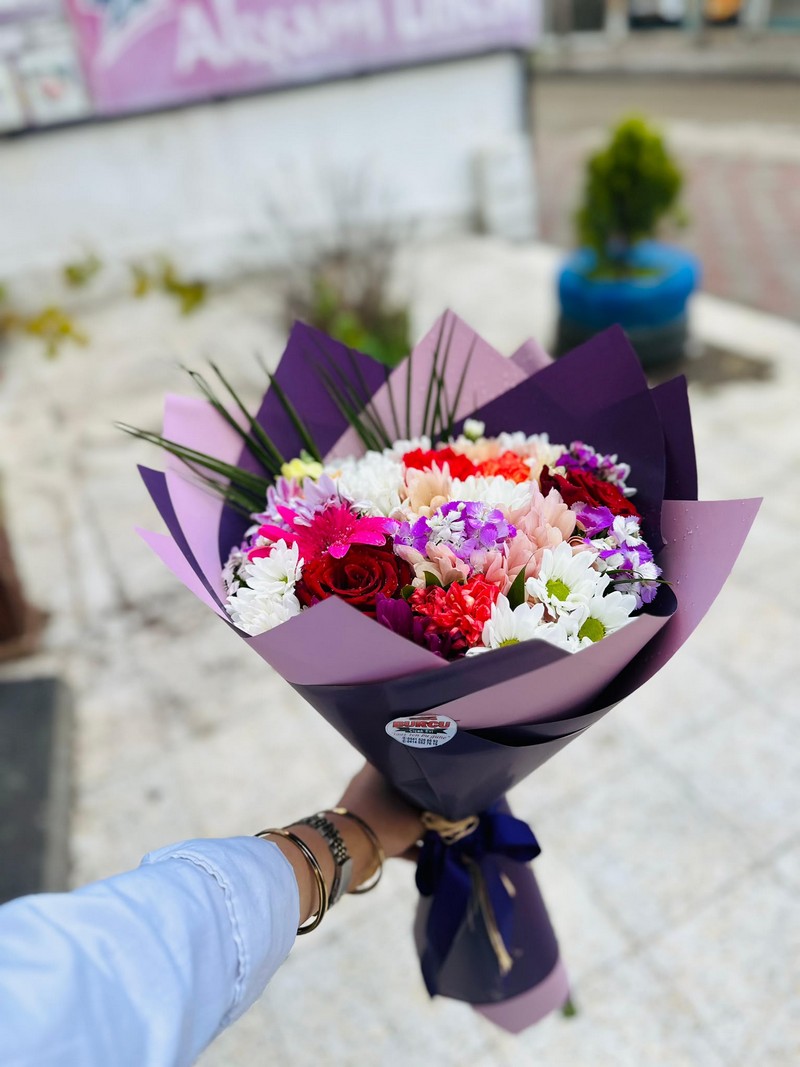 Mor ambalajda beyaz ve pembe çiçeklerle tamamlanan gerbera karışık buket