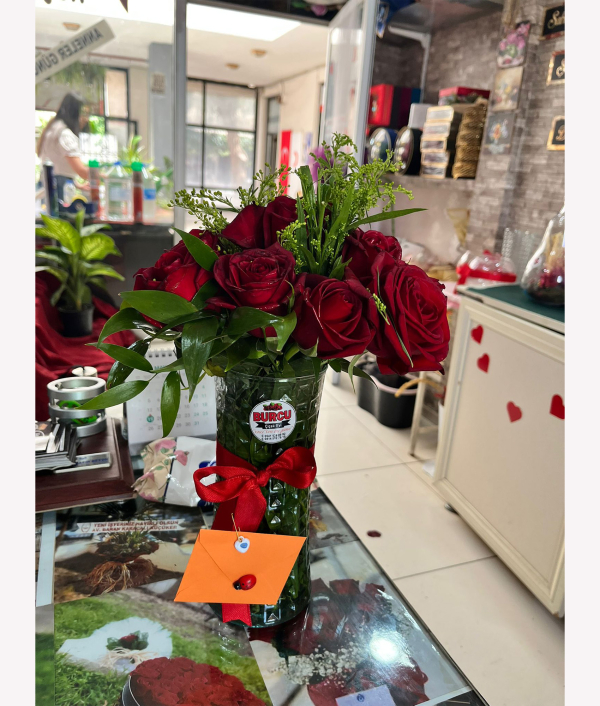 Vazoda Kırmızı Gül - Mayıs 2025