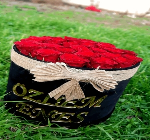 Sevgiliye Kutuda Kırmızı Gül