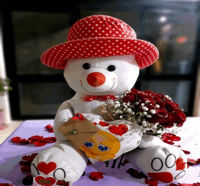 Gül Tutan Sevimli Ayıcık