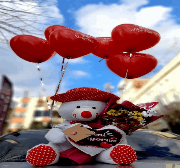 Elinde Gül Buketi ve Balon Tutan Sevimli Ayıcık