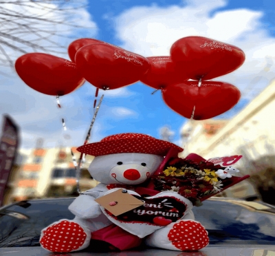 Elinde Gül Buketi ve Balon Tutan Sevimli Ayıcık