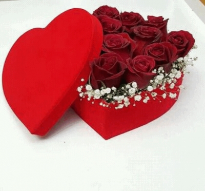 Kalpli Kutuda Güller