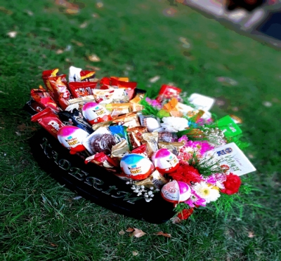 Özel kutuda Çiçek ve çikolata